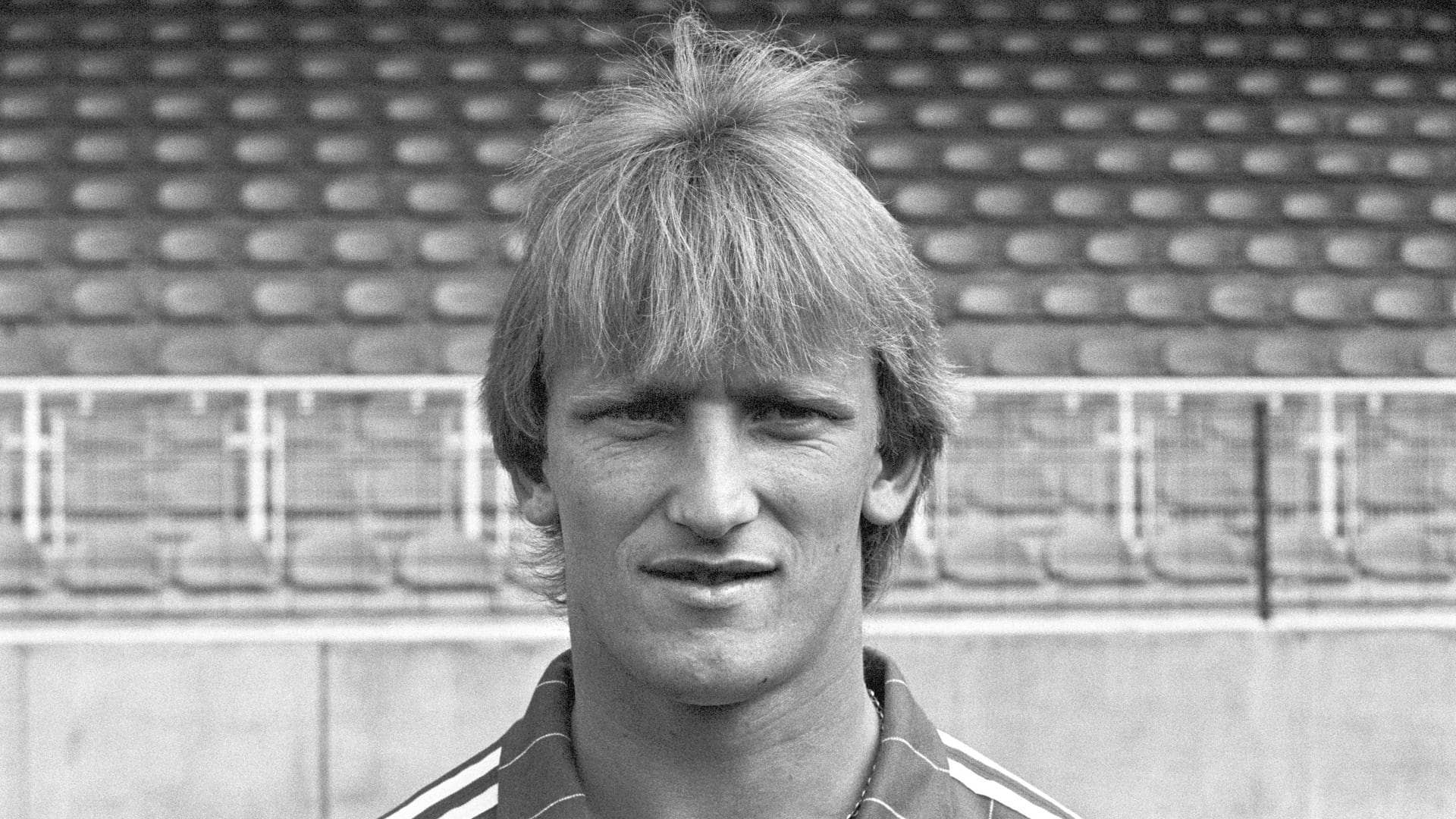 Andreas Brehme vom Fußball-Bundesligisten 1. FC Kaiserslautern aufgenommen beim offiziellen Fototermin für die Saison 19821983.