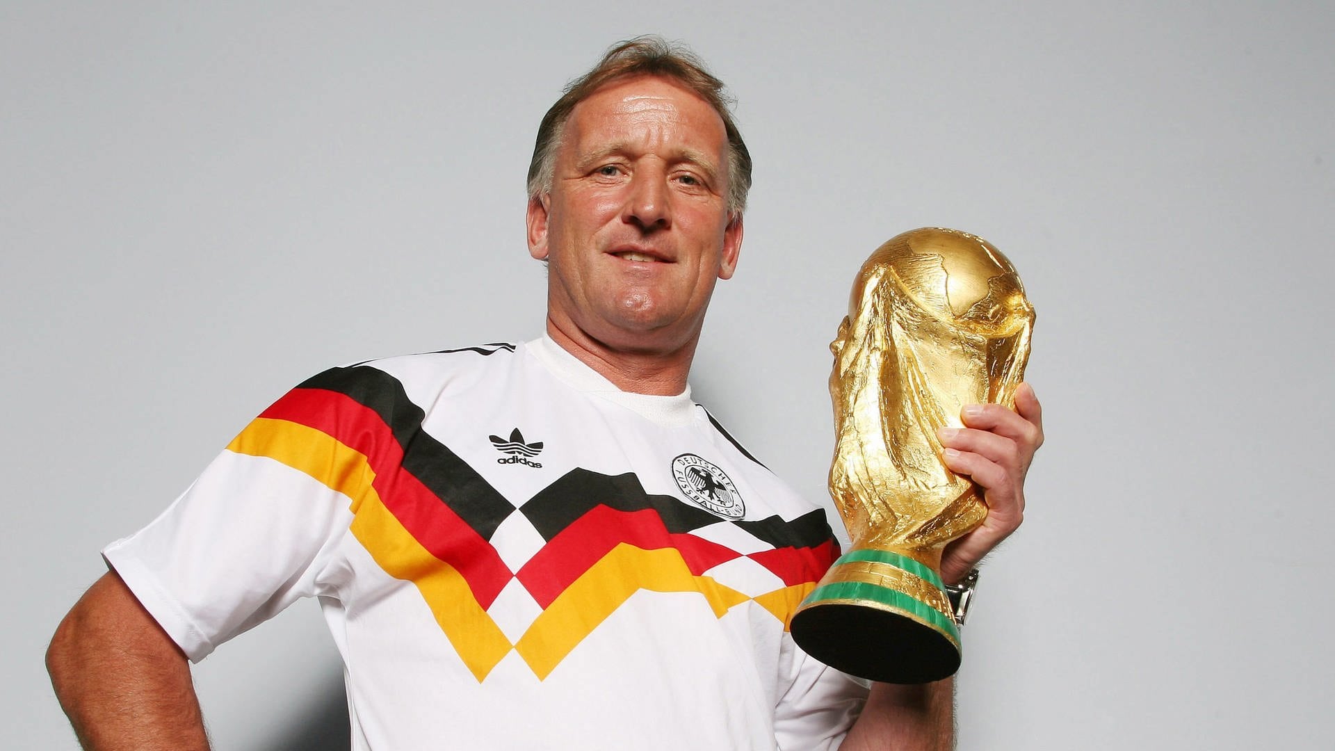 Andreas Brehme mit Original WM-Trikots und Pokal vom WM-Sieg 1990 am 10.06.2007 in Nürnberg