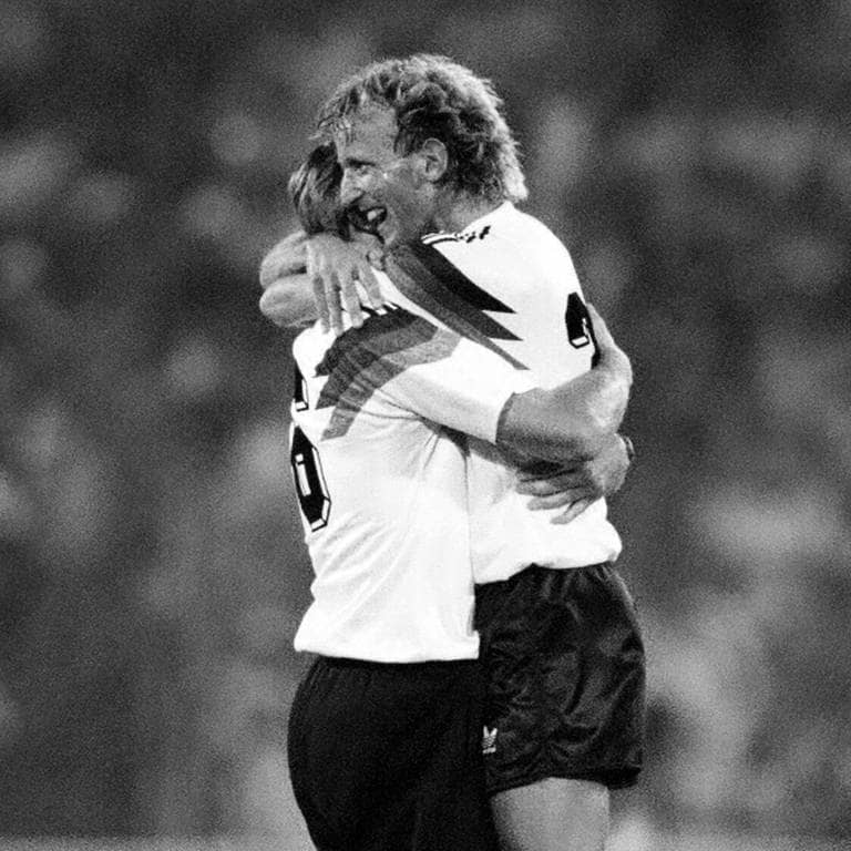 Andreas Brehme mit Paul Steiner beim WM Finale 1990 gegen Argentinien
