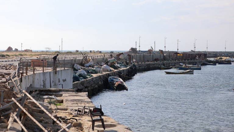 Blick auf einen beschädigten Hafen in Gaza-Stadt (Foto: dpa Bildfunk, picture alliance/dpa/Xinhua | Mohammed Ali)