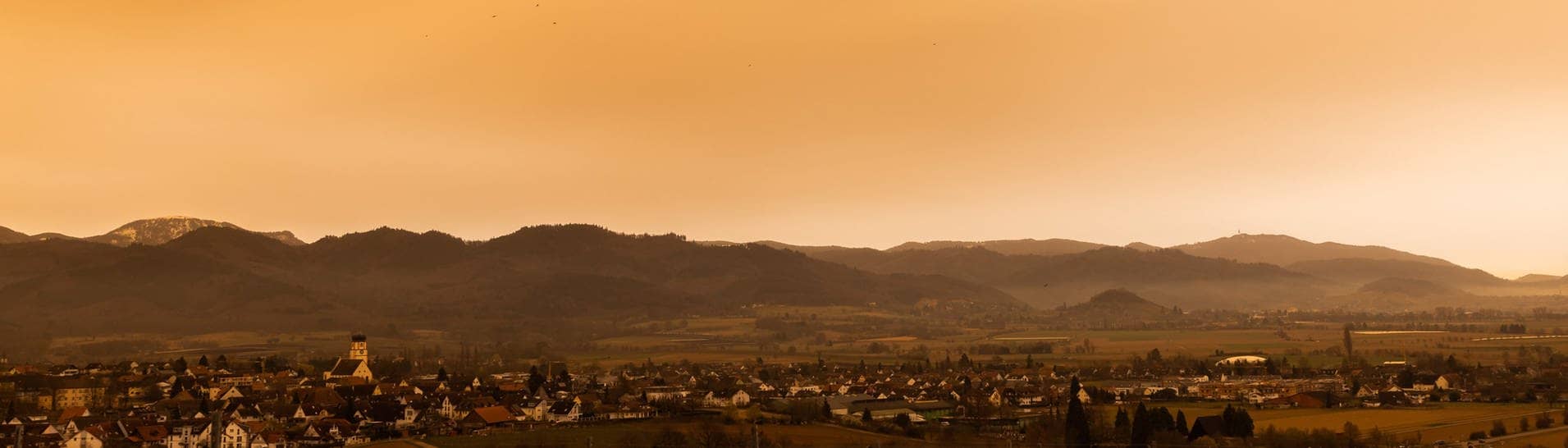 Mit Saharastaub angereicherte Luft aus Nordafrika weht über dem Rheintal und sorgt für rötlich verfärbtes Tageslicht.  (Foto: dpa Bildfunk, picture alliance/dpa | Philipp von Ditfurth)