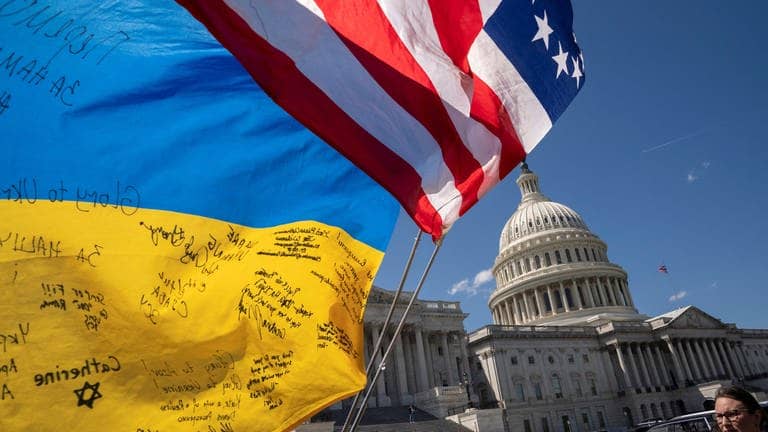 Eine ukrainische Flagge und eine US-amerikanische Flagge vor dem Kapitol in Washington (Foto: Reuters, REUTERS/Ken Cedeno)