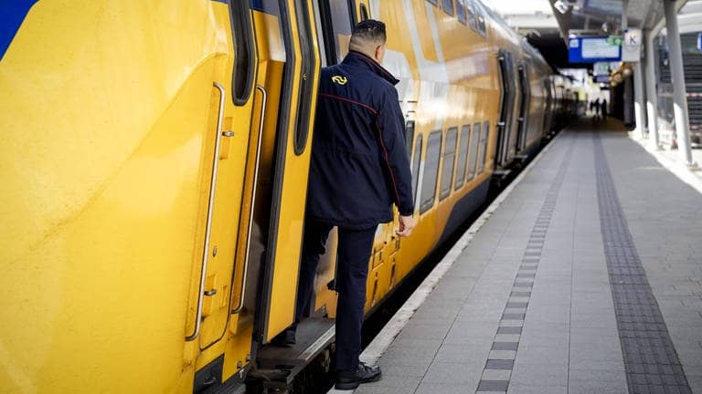 Ein Zugbegleiter schaut aus einem Zug am Bahnsteig am Bahnhof Utrecht (Niederlande) (Foto: IMAGO, IMAGO/ANP)