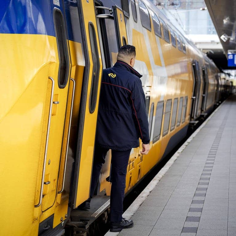 Ein Zugbegleiter schaut aus einem Zug am Bahnsteig am Bahnhof Utrecht (Niederlande) (Foto: IMAGO, IMAGO/ANP)