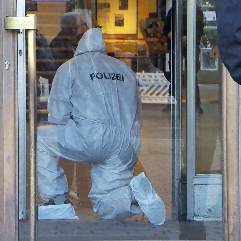 Ein Mitarbeiter der Spurensicherung der Polizei ist an der Universität in Mannheim im Einsatz.  (Foto: dpa Bildfunk, picture alliance/dpa | René Priebe)