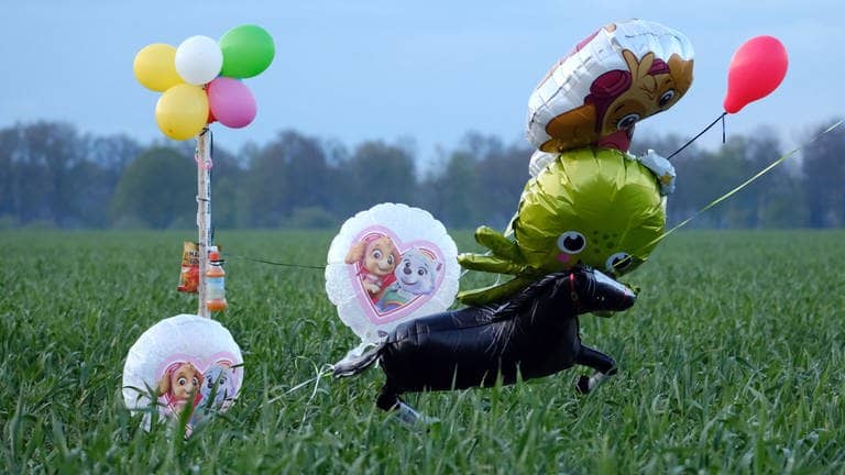 Ballons und Süßigkeiten stehen auf einem Feld bei Bremervörde. Von dem vermissten sechs Jahre alten Arian aus dem niedersächsischen Bremervörde fehlt noch immer jede Spur. (Foto: dpa Bildfunk, picture alliance/dpa | Markus Hibbeler)