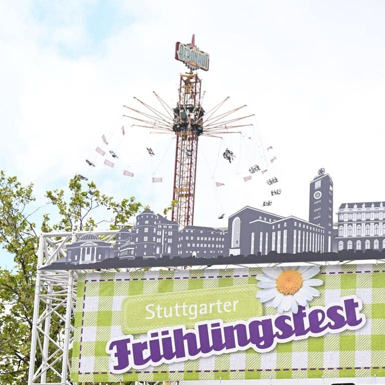 "Herzlich willkommen" steht auf einem Schild am Eingang zum Gelände des Stuttgarter Frühlingsfestes.