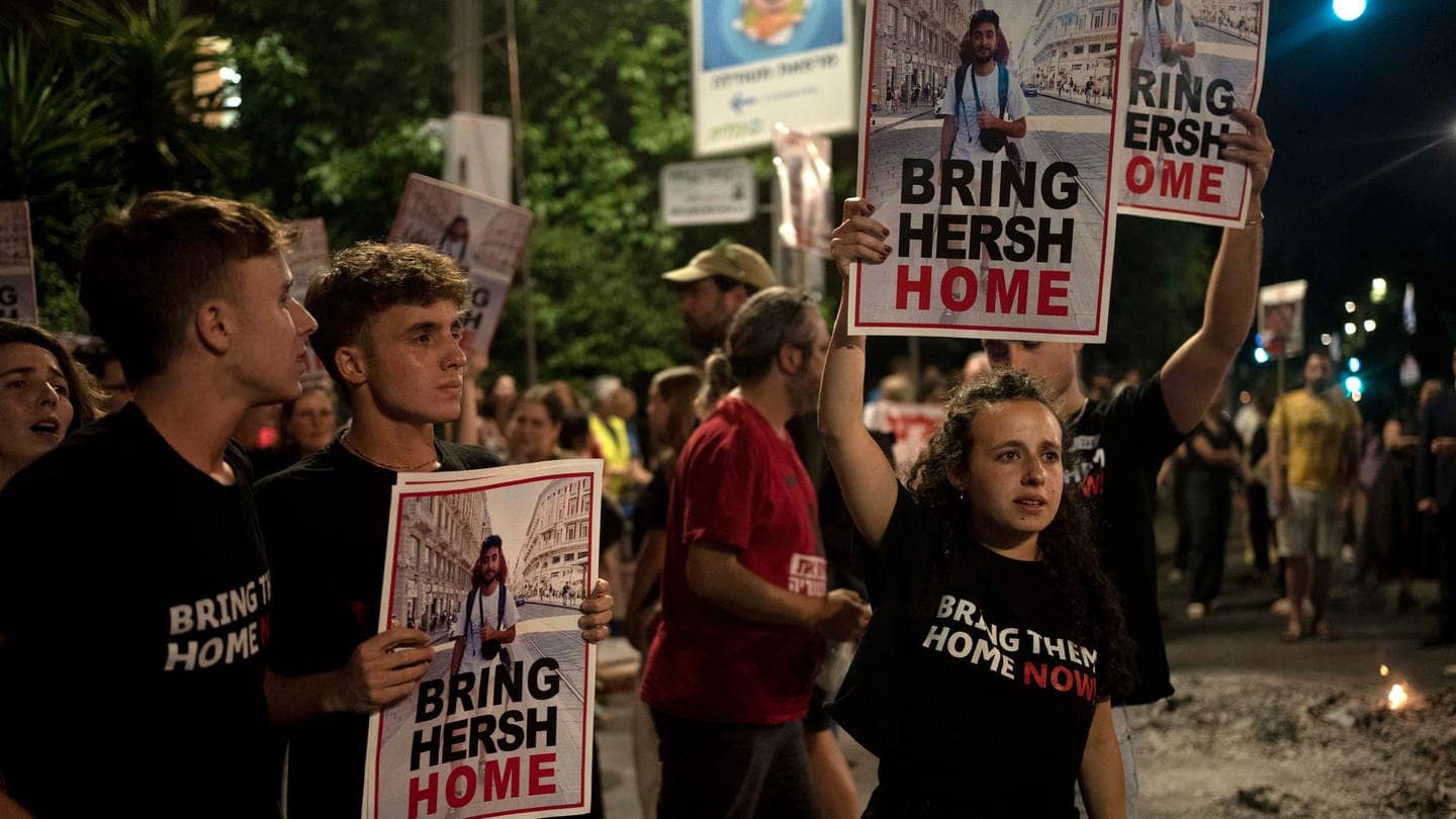 Freunde und Unterstützer einer israelisch-amerikanischen Geisel protestieren vor der Residenz des israelischen Ministerpräsident Netanjahu. (Foto: dpa Bildfunk, picture alliance/dpa/AP | Maya Alleruzzo)