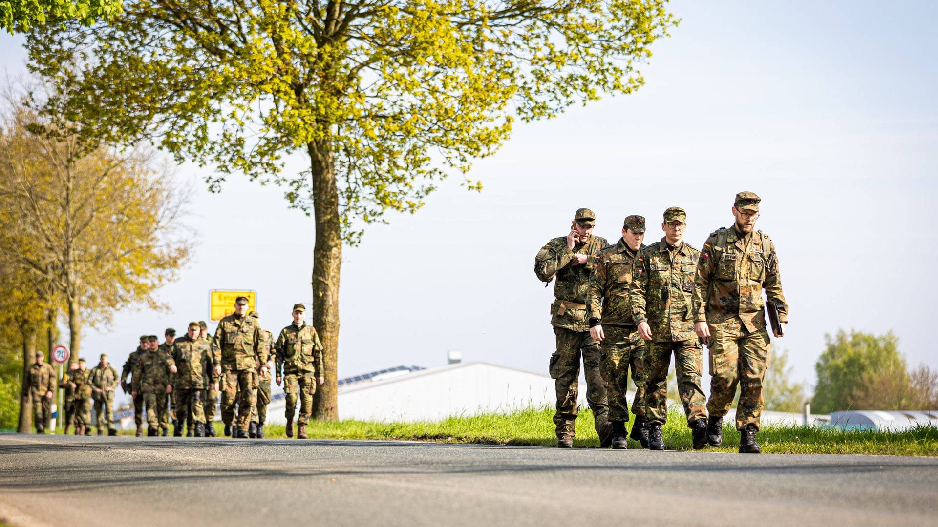 Rückkehr aus der Nacht: Soldaten der Bundeswehr gehen eine Landstraße entlang. Trotz der neuen Suchtaktik haben sie Arian nicht gefunden. (Foto: dpa Bildfunk, picture alliance/dpa | Moritz Frankenberg)