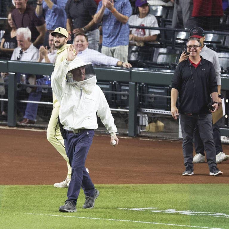 Imker Matt Hilton trifft im Stadion der Arizona Diamondbacks ein, um Bienen zu entfernen