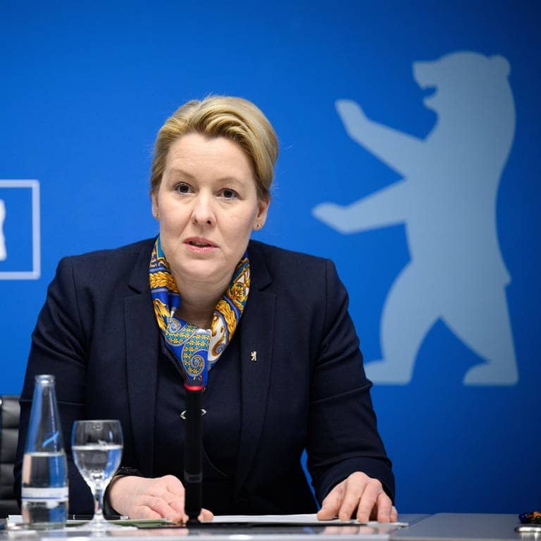 Franziska Giffey (SPD), Berliner Senatorin für Wirtschaft, Energie und Betriebe, während einer Pressekonferenz (Archiv)