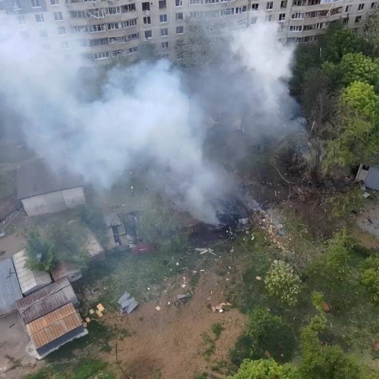 Rauch steigt über einem Wohnblock in Charkiw, Ukraine, auf nach einem russischen Luftangriff