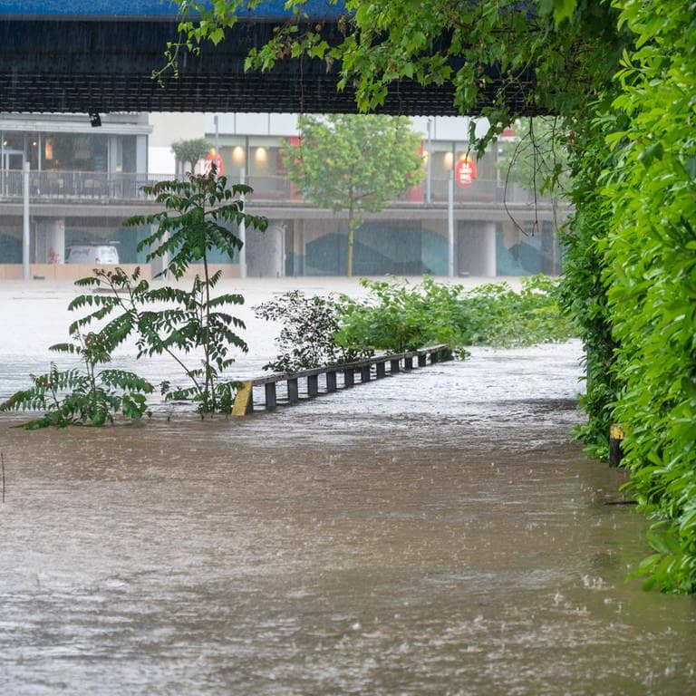 Die Saar im Saarland überschwemmt wegen Hochwasser einen Radweg.