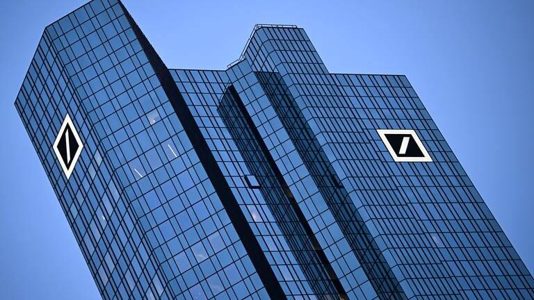 Das Logo der Deutschen Bank auf dem Wolkenkratzer der Unternehmenszentrale.