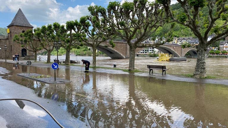 Hochwasser in Cochem (RPL): Die Mosel ist an manchen Stellen über die Ufer getreten.
