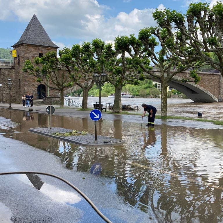 Hochwasser in Cochem (RPL): Die Mosel ist an manchen Stellen über die Ufer getreten.