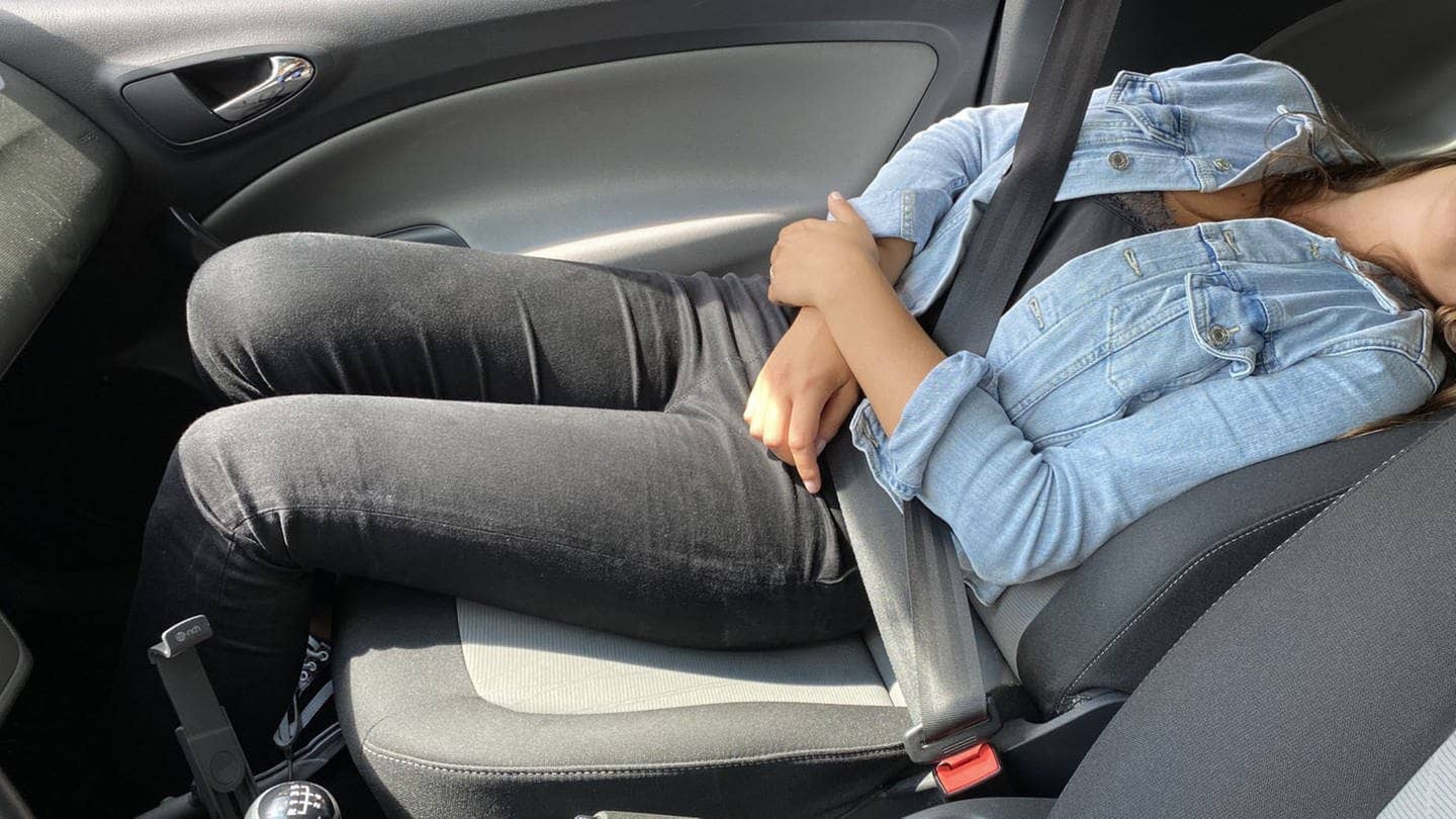 Frau in unsicherer Sitzposition im Auto