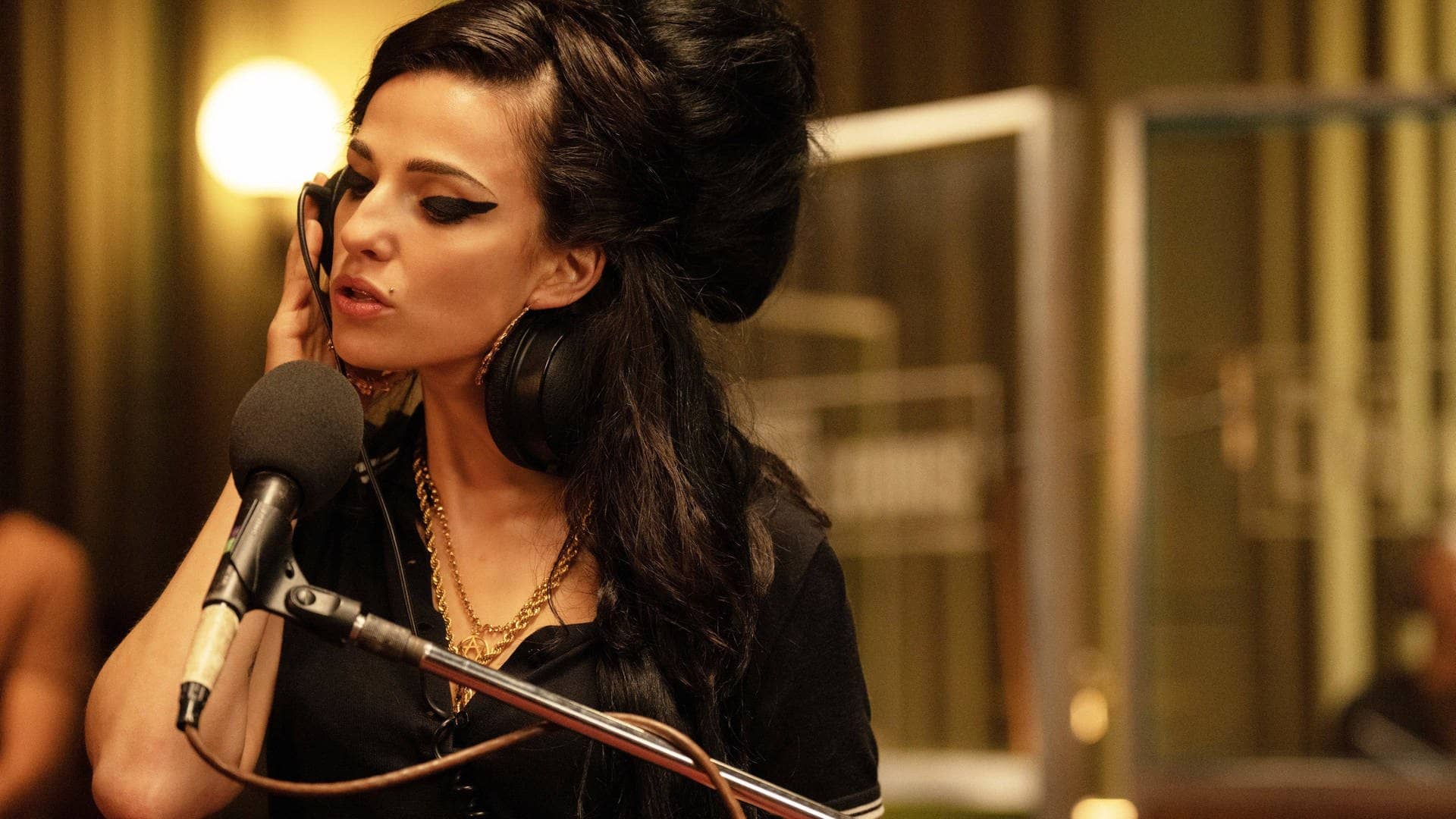 Szene aus dem Film über Amy Winehouse „Back to Black“ mit Marisa Abela (Foto: IMAGO, Landmark Media)