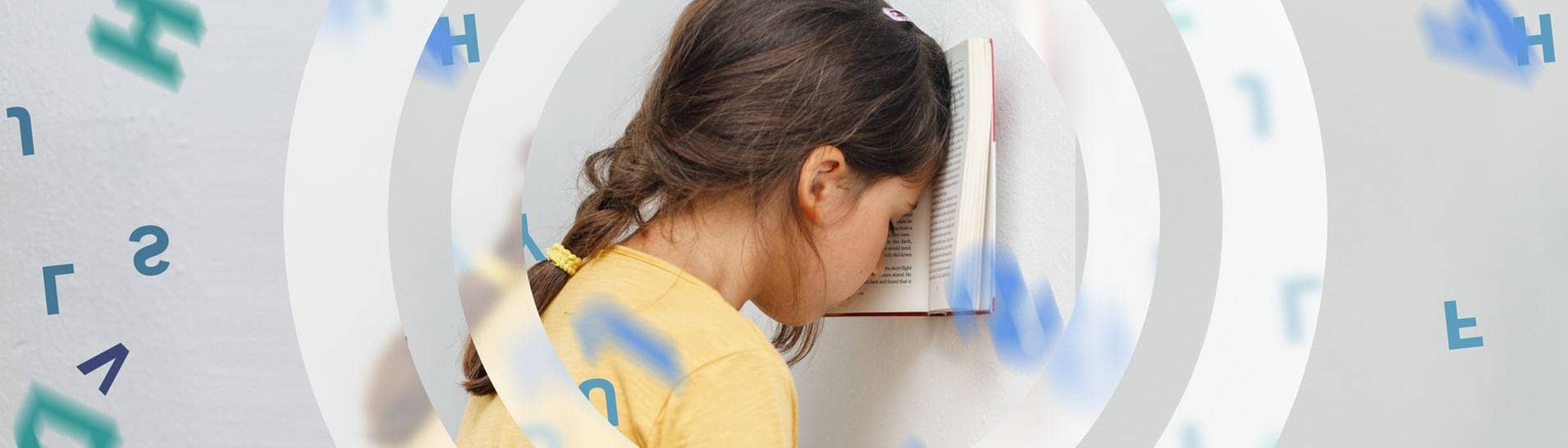 Ein Mädchen im Grundschulalter lehnt mit dem Kopf an einem Buch an der Wand. Im Hintergrund schwirren Buchstaben um sie herum.
