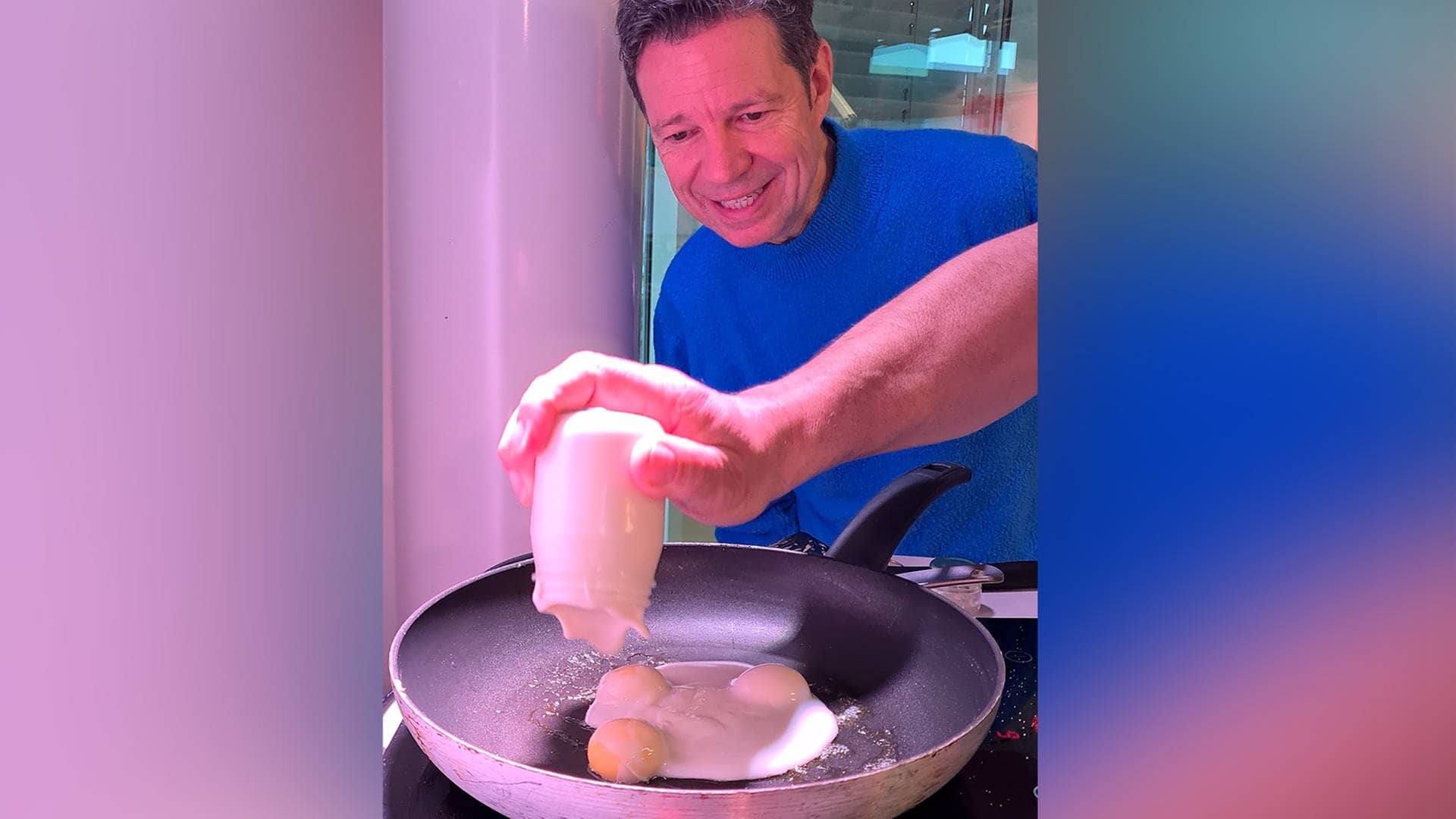 Michael Wirbitzky beobachtet, wie sich veganes Ei aus dem Glas in der Pfanne verhält.