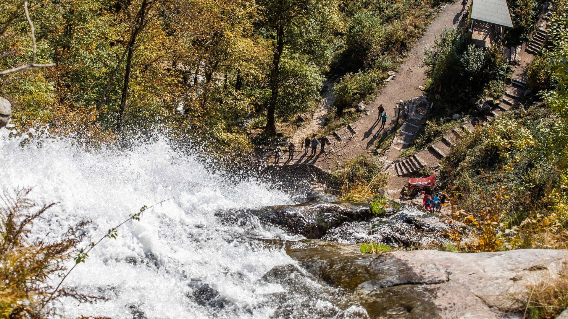 Am Rande der Todtnauer Wasserfälle sieht man Mountainbiker stehen
