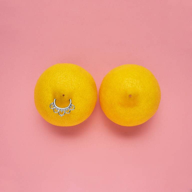zwei Zitronen stehen für das Thema Brustgesundheit und Brustkrebsvorsorge