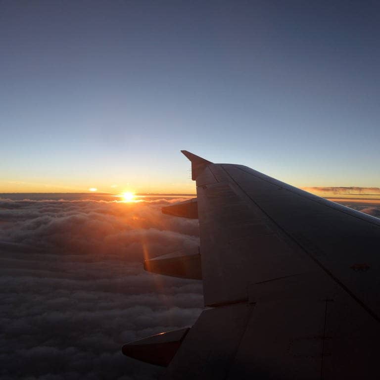 Sonnenuntergang aus dem Flugzeug-Fenster