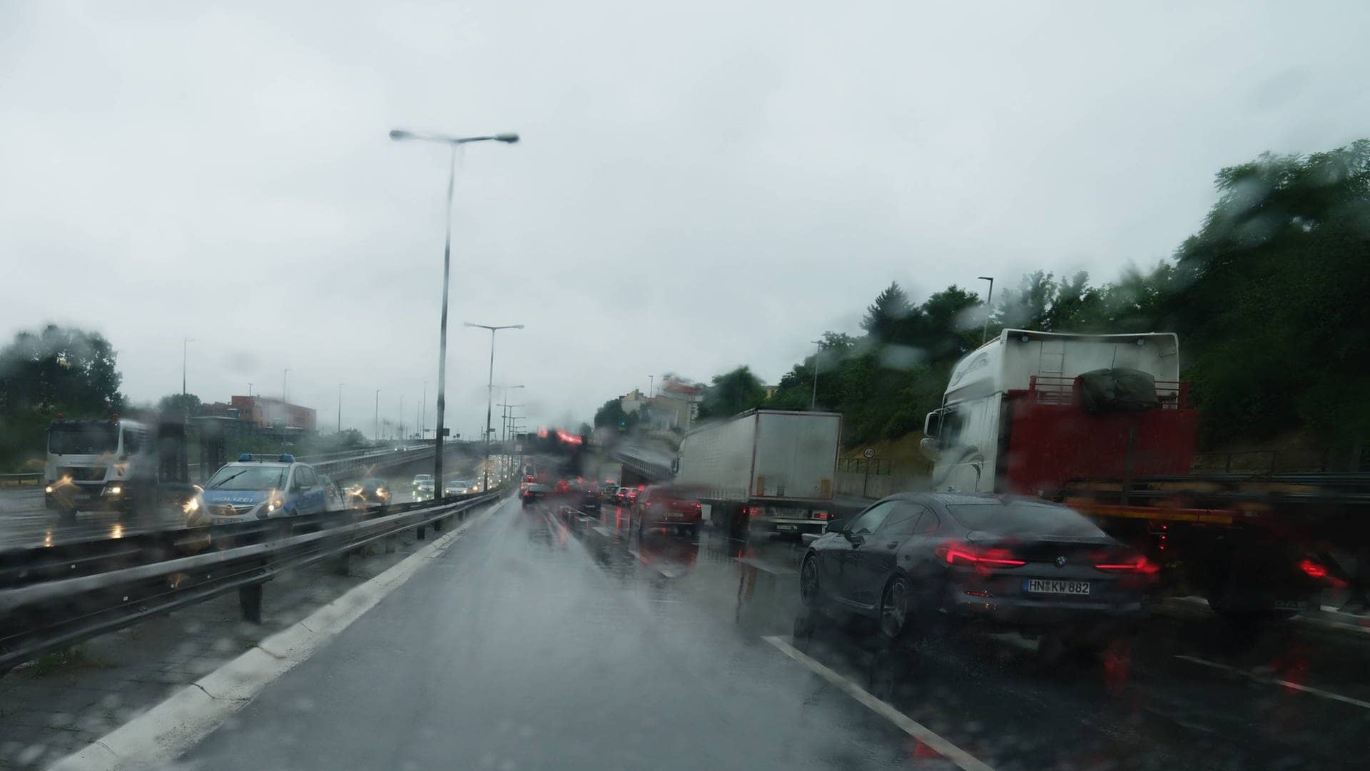 Falschfahrer bei Regen auf der Autobahn