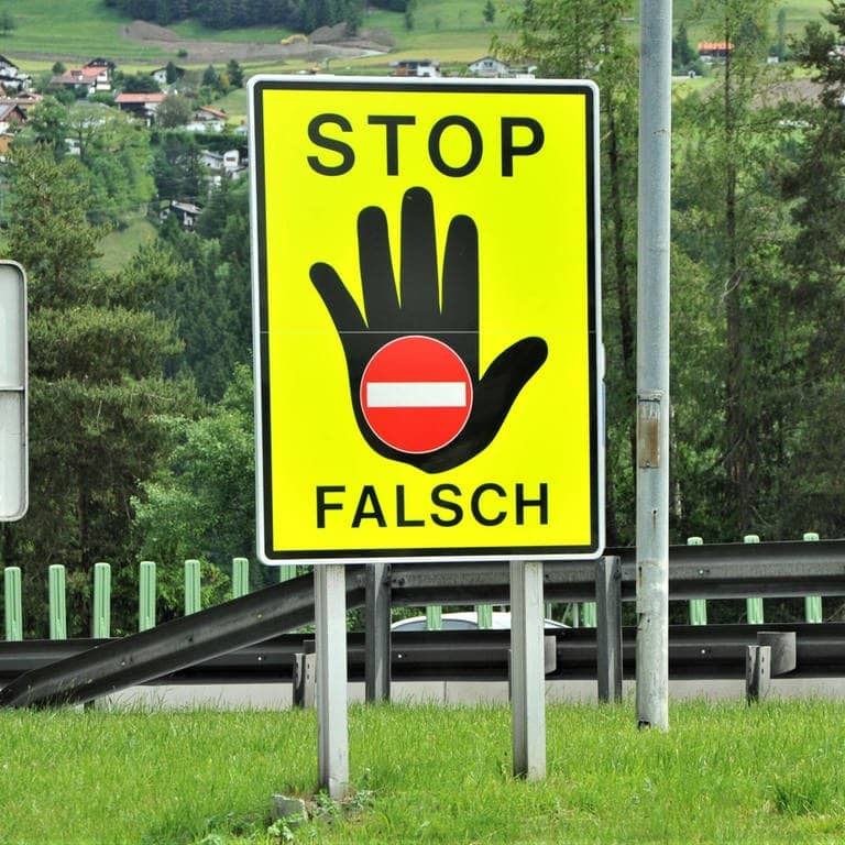 Um Falschfahrer zu vermeiden, kommen Stopschilder bei Autobahnauffahrten zum Einsatz