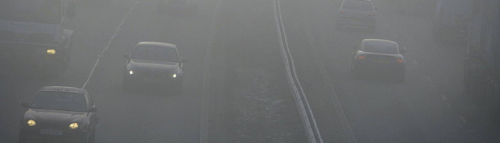 FahrzeugeAutos auf der Autobahn im Nebel