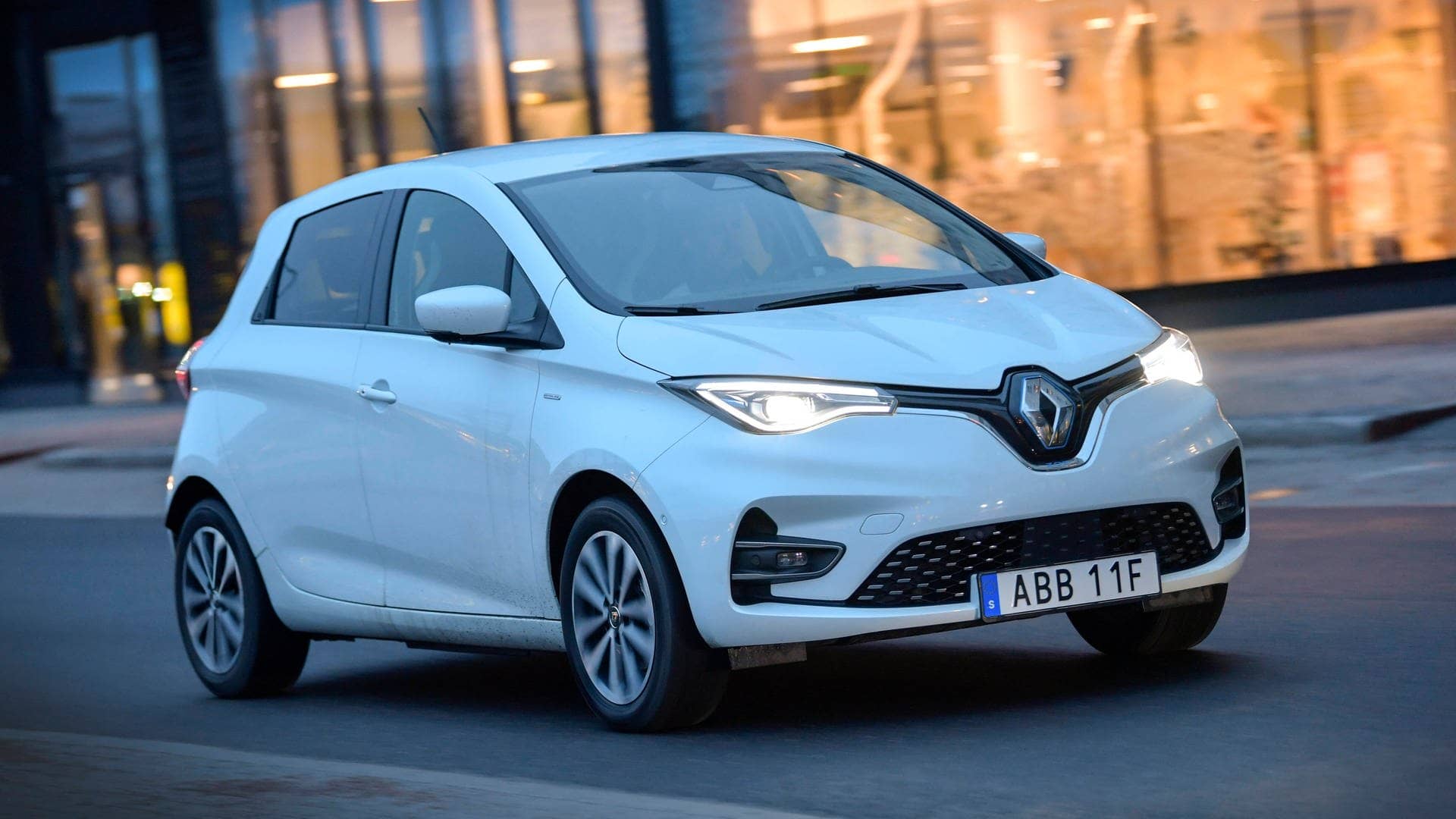Der Renault Zoe ist schon länger auf dem Markt. Gerade gibt es das Auto sogar zu Schnäppchenpreisen von ca. 7.000 Euro, sagt die Expertin. „So günstig kommt man kaum an ein sehr gutes Elektroauto heran, das auch für die Stadt sehr tauglich ist.“