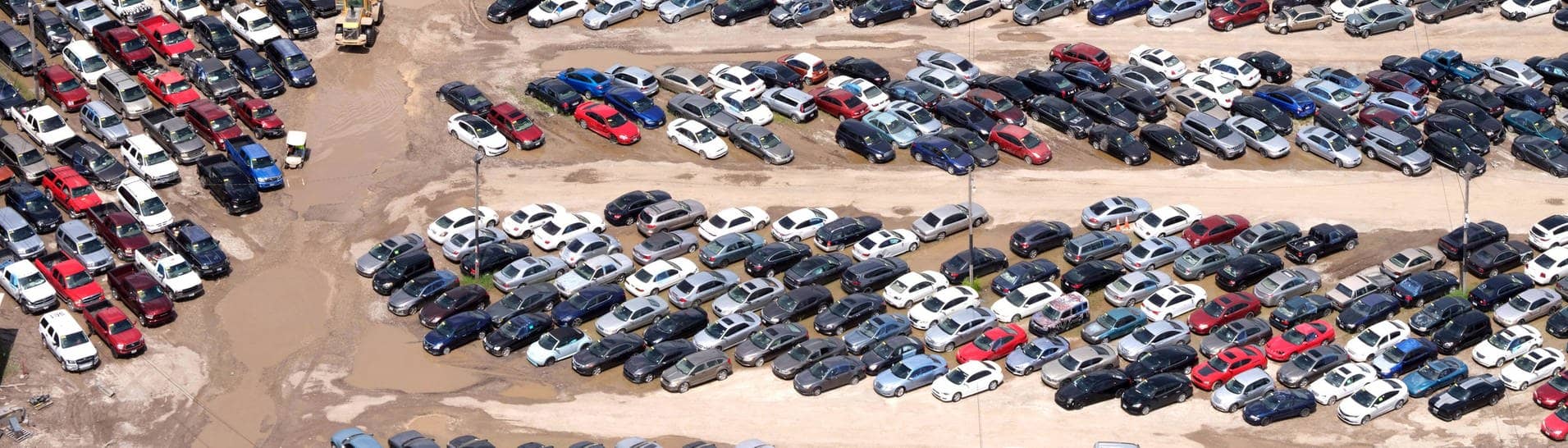 Tausende Autos auf Autoparkplatz aus ca. 200m Höhe aufgenommen. 