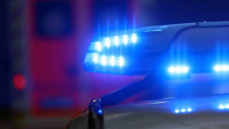 Symbolbild: Blaulicht auf einem Polizeiauto (Foto: IMAGO, IMAGO/Ulrich Wagner)
