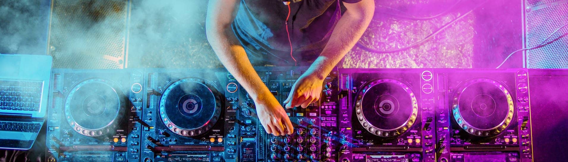 Ein DJ steht am DJ-Pult und es wird gezeigt, wie er Regler bewegt