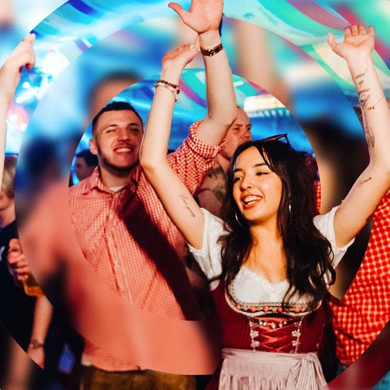 Tanzende Partygäste in einem Festzelt auf dem Canstatter Wasen.