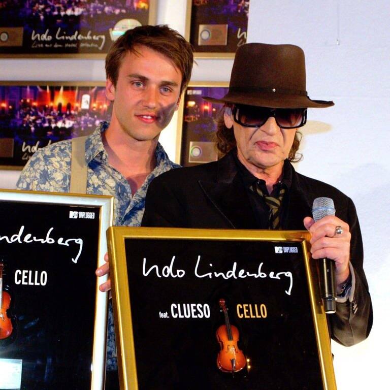  Udo Lindenberg und Clueso mit der Goldene Schallplatte für ihren gemeinsamen Song "Cello"