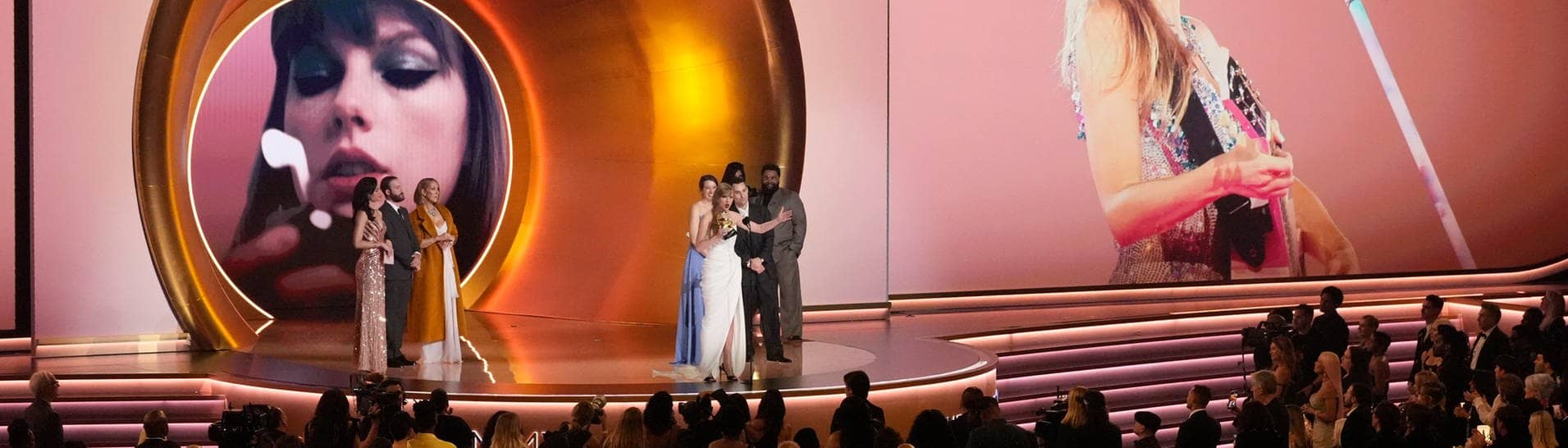 Taylor Swift steht während ihrer Dankesrede bei den Grammys auf der Bühne