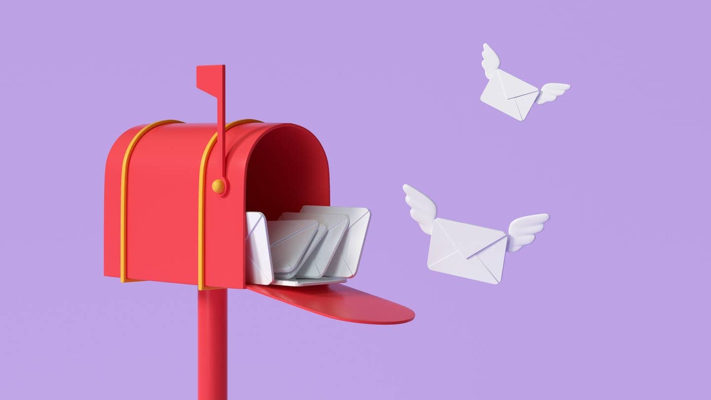 Briefkasten in SWR3-rot mit fliegenden Briefen (Foto: Adobe Stock, Lakee MNP)