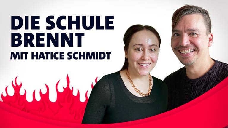 Hatice Schmidt und Bob Blume vor Flammen