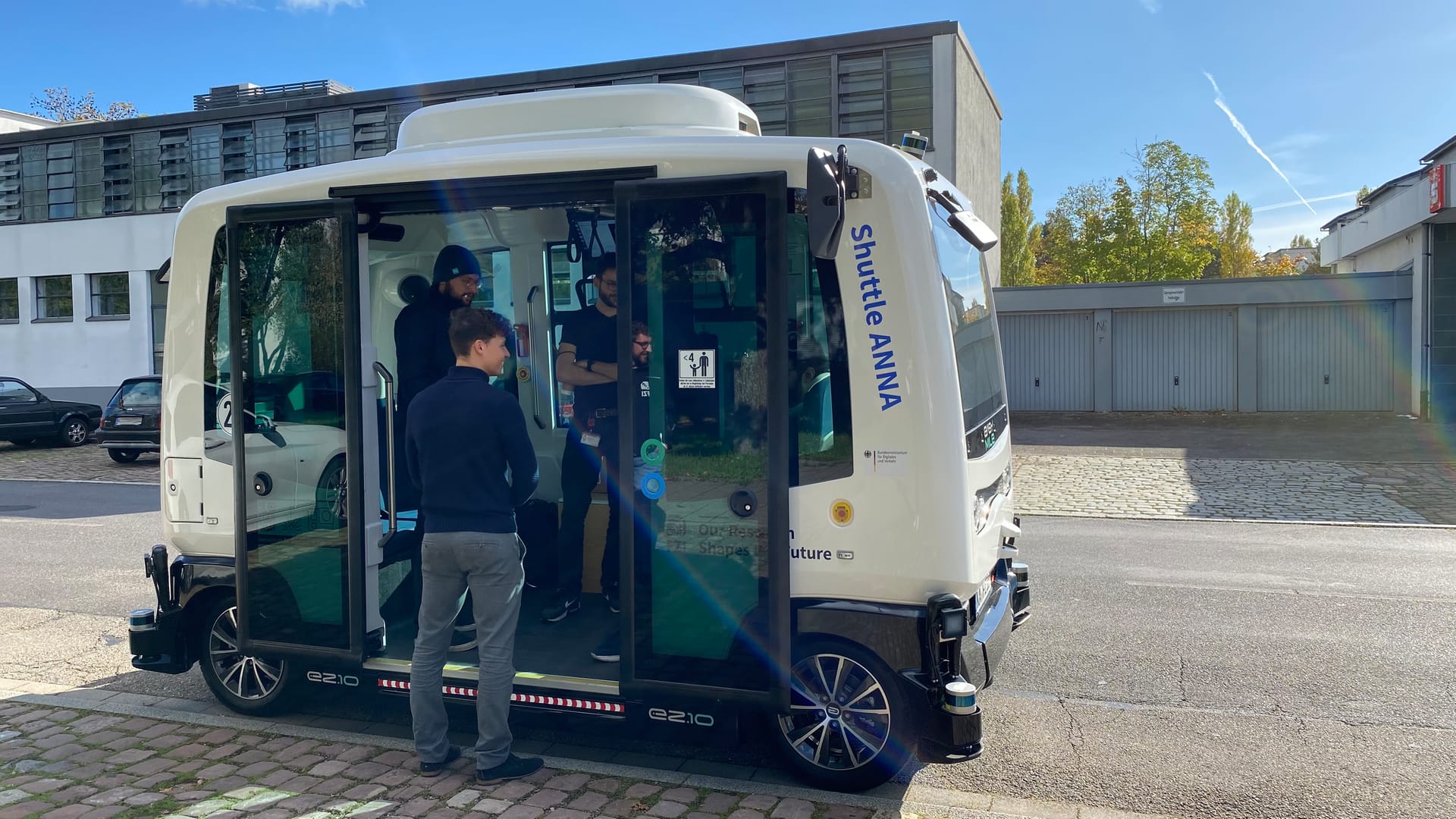Autonomer Mini-Shuttlebus in Karlsruhe, Forscher stehen im Bus