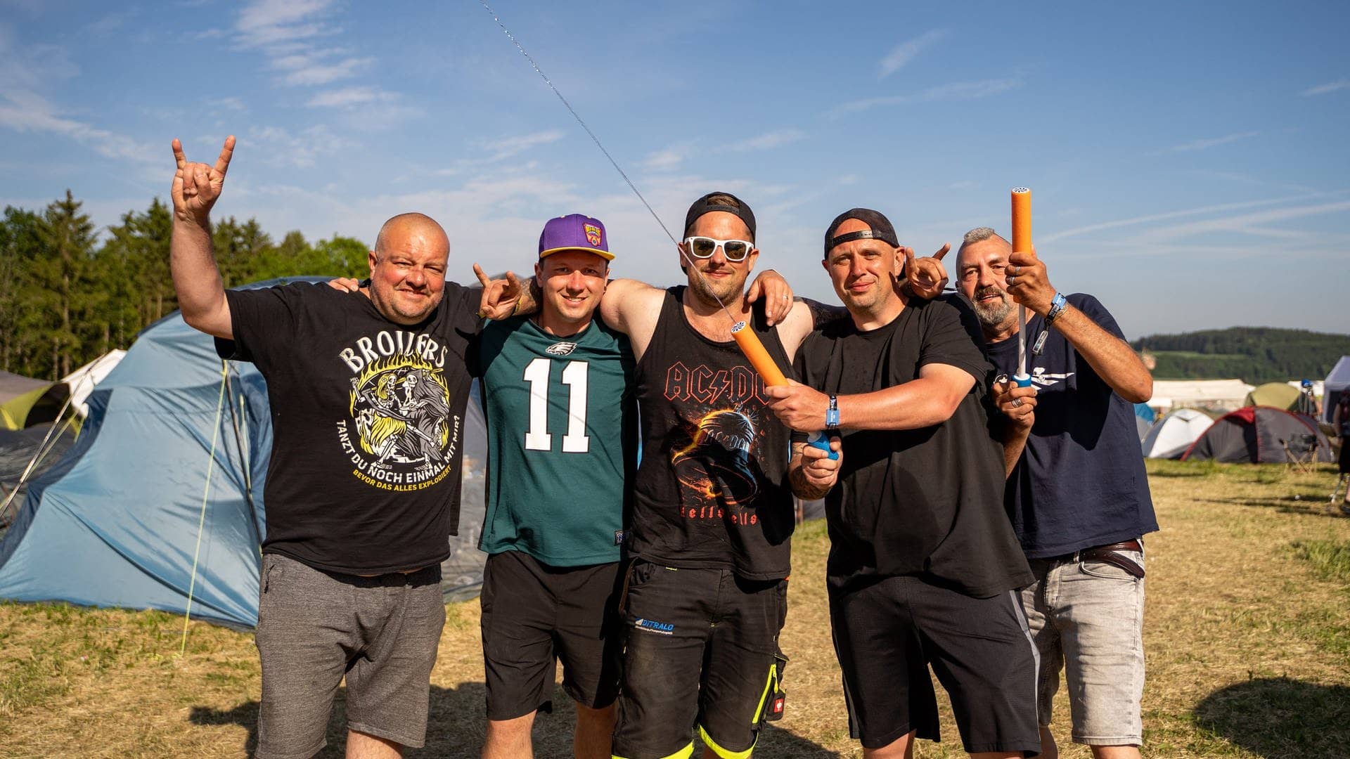 Fünf Männer stehen Arm in Arm auf dem Zeltplatz bei Rock am Ring 