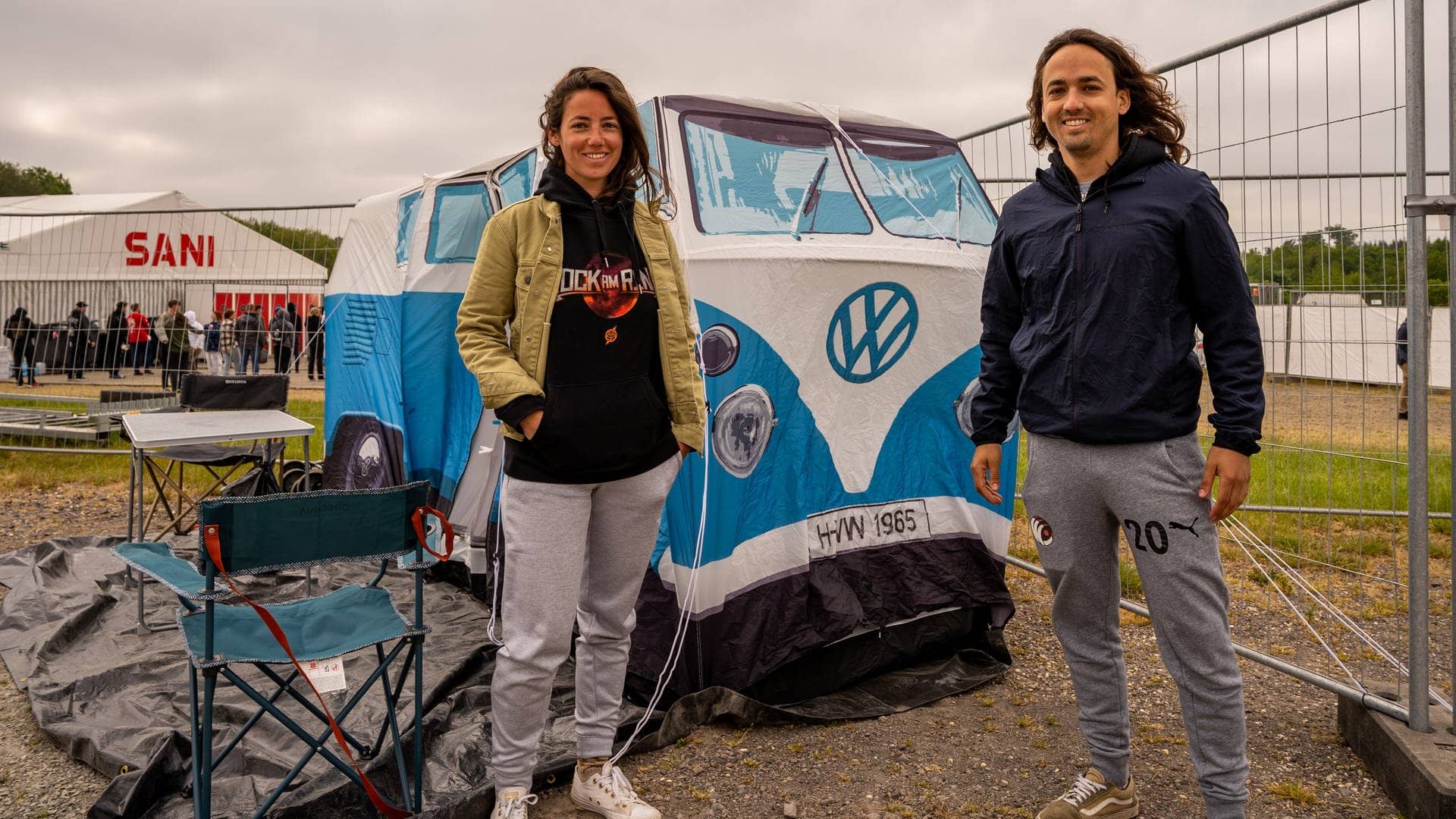 Ein Paar vor ihrem VW-Bully Zelt