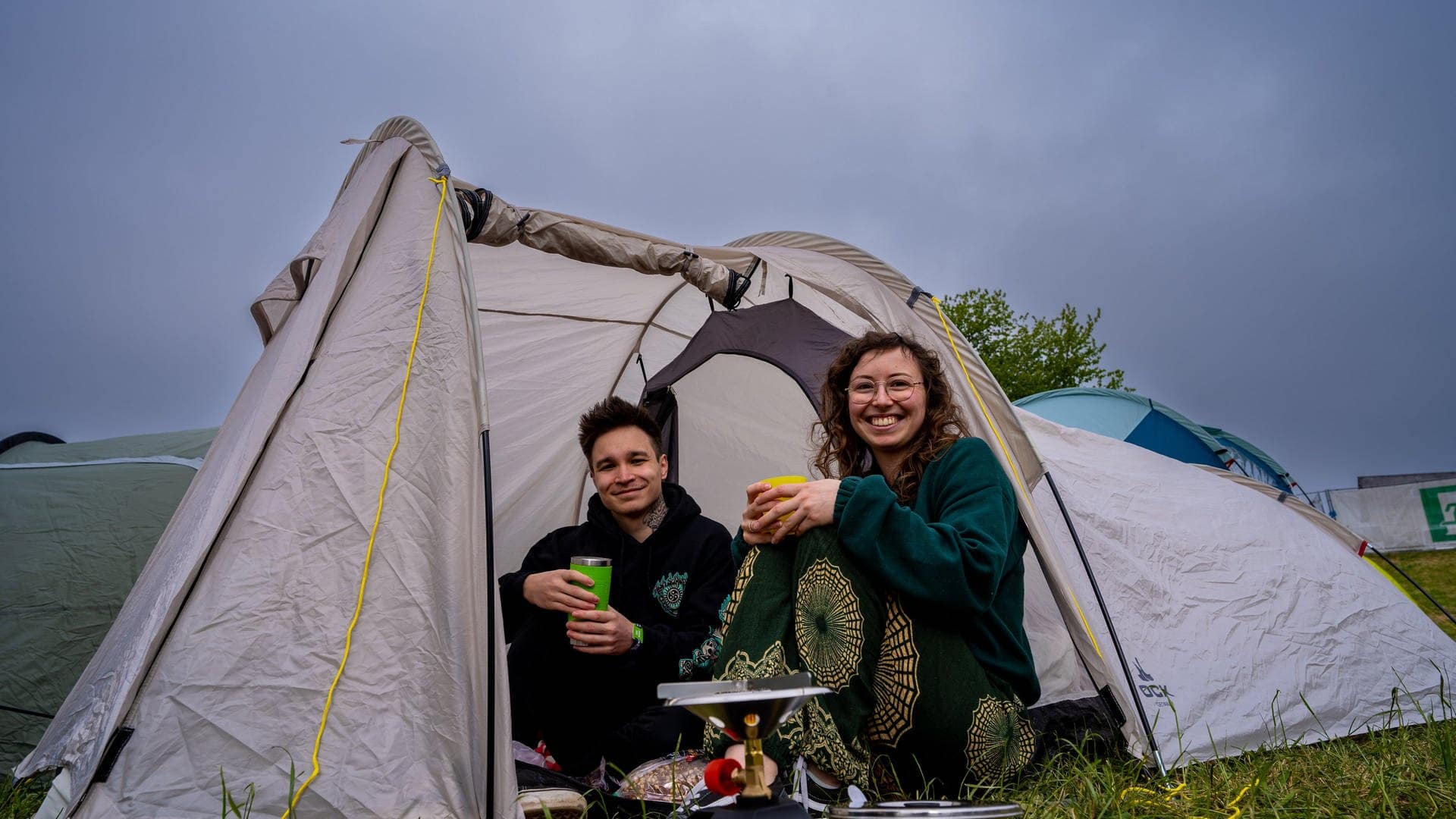 Zwei Personen schauen aus ihrem Zelt