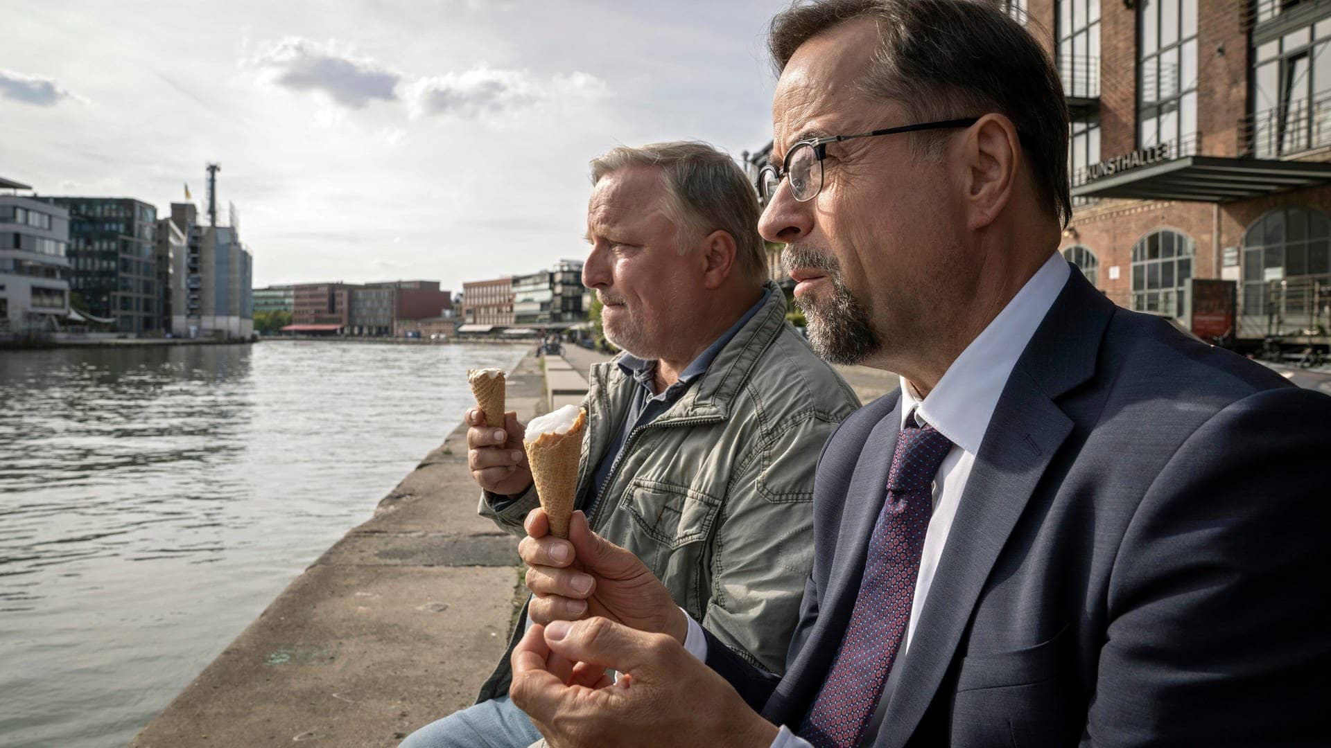 Die Kommissare essen Eis