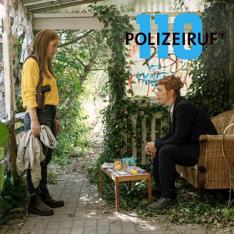 Polizeiruf-Kritik „Diebe“ aus Rostock: Die Kommissarinnen in einer alten Gartenlaube, schauen sich gegenseitig an
