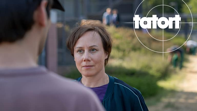 Tatort-Kritik „Letzter Ausflug Schauinsland“ Schwarzwald: Tobler steht im Außenbereich eines Gefängnisses einem Mann Gegenüber