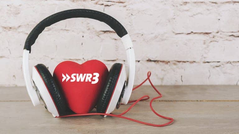 Ein Herz mit SWR3-Logo mit einem Kopfhörer