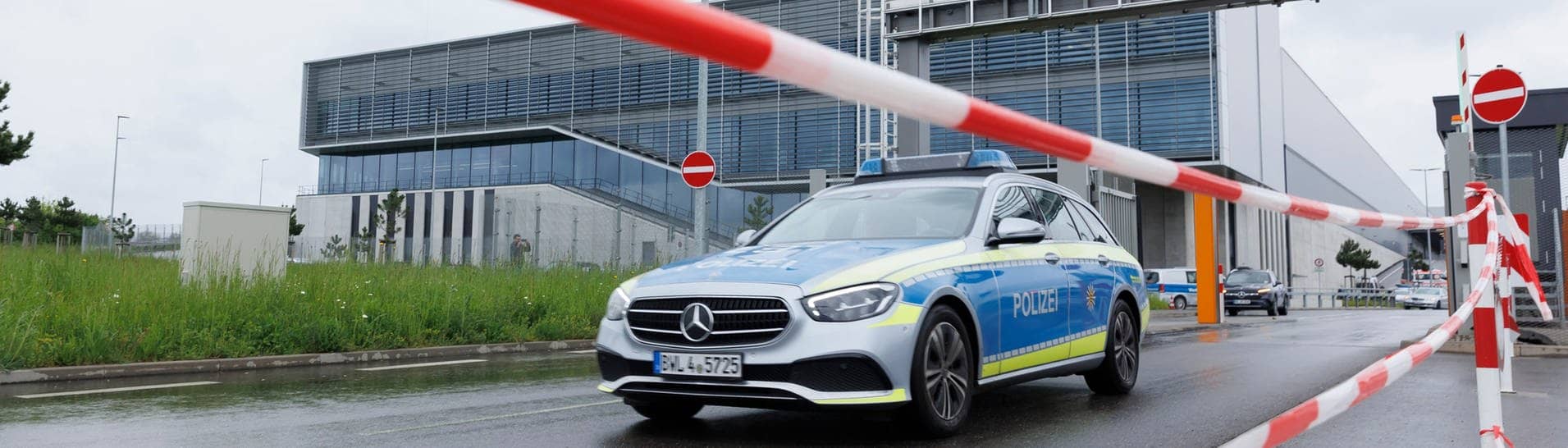 Ein Polizeiauto steht an Tor 5 bei Mercedes in Sindelfingen