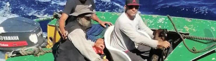 Ein Dingi des Thunfischfängers «Maria Delia» des Unternehmens Marindustrias fährt den australischen Segler Tim Shaddock (M) von seinem manövrierunfähigen Katamaran zu dem Trawler. Der Segler und sein Hund sollen drei Monate auf offenem Meer in seinem Boot überlebt haben.