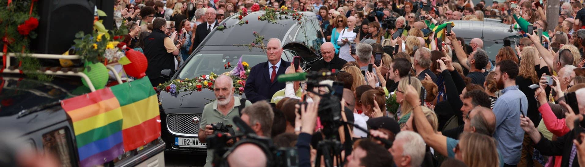 Fans der Sängerin Sinead O'Connor säumen die Straßen, um sich ein letztes Mal von der irischen Sängerin zu verabschieden, als ihr Trauerzug vor der privaten Beerdigung durch ihre frühere Heimatstadt fährt.